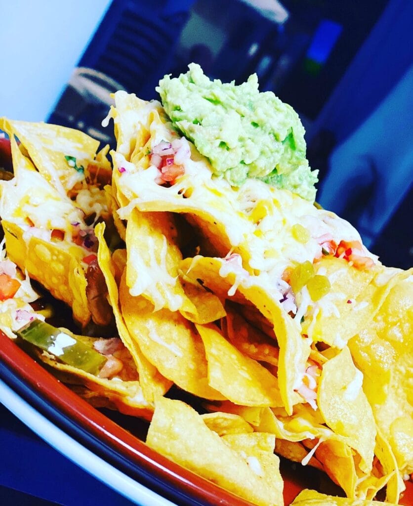 Nachos con pulled pork y guacamole