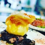 Flor de alcachofa con bomba de huevo