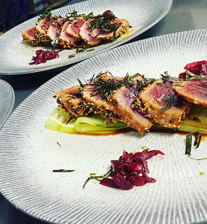 Tataki de atún con aguacate