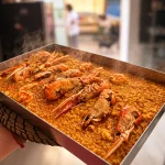 Arroz a la llanda de gambas y cigalas recién salido del horno