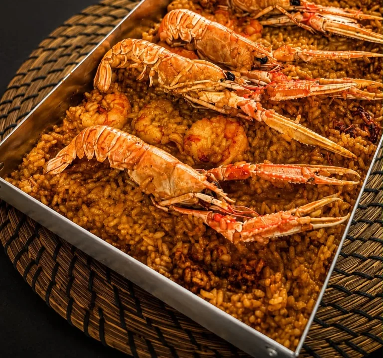 Llanda de arroz con cigalas sobre la mesa