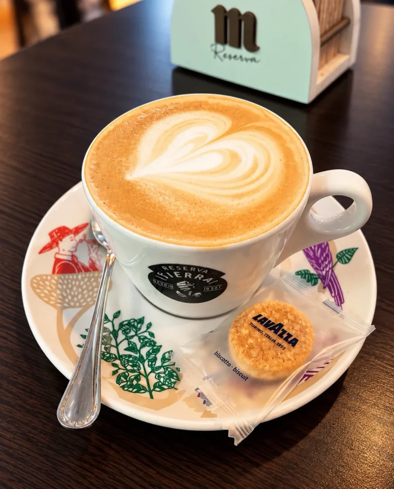 Capuchino con arte latte en taza de La Malcriada