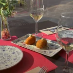 Croquetas caseras con copa de vino blanco