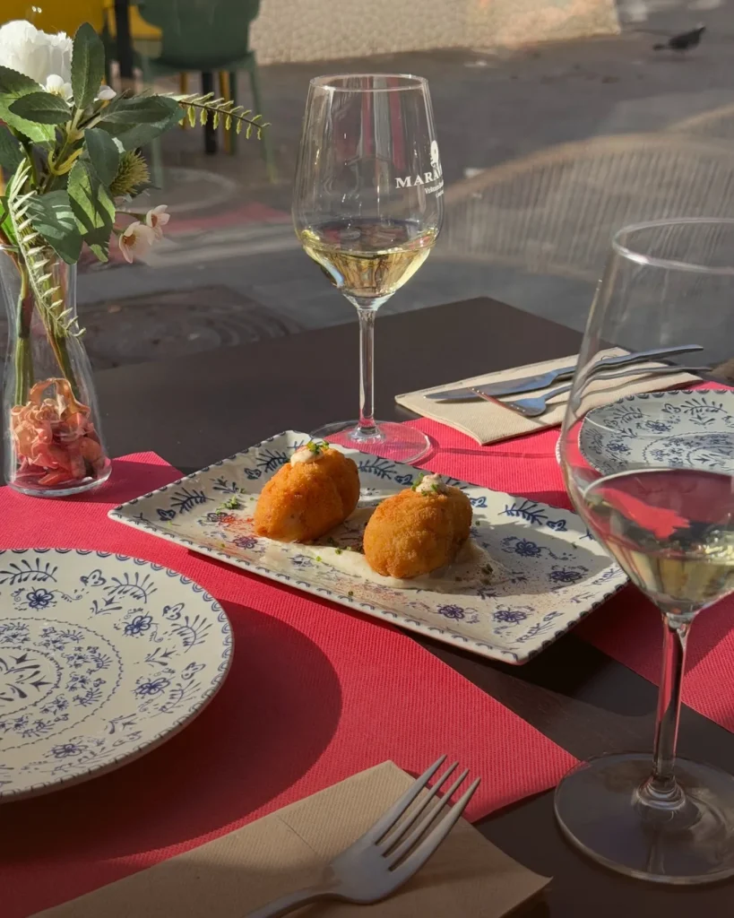 Croquetas caseras con copa de vino blanco