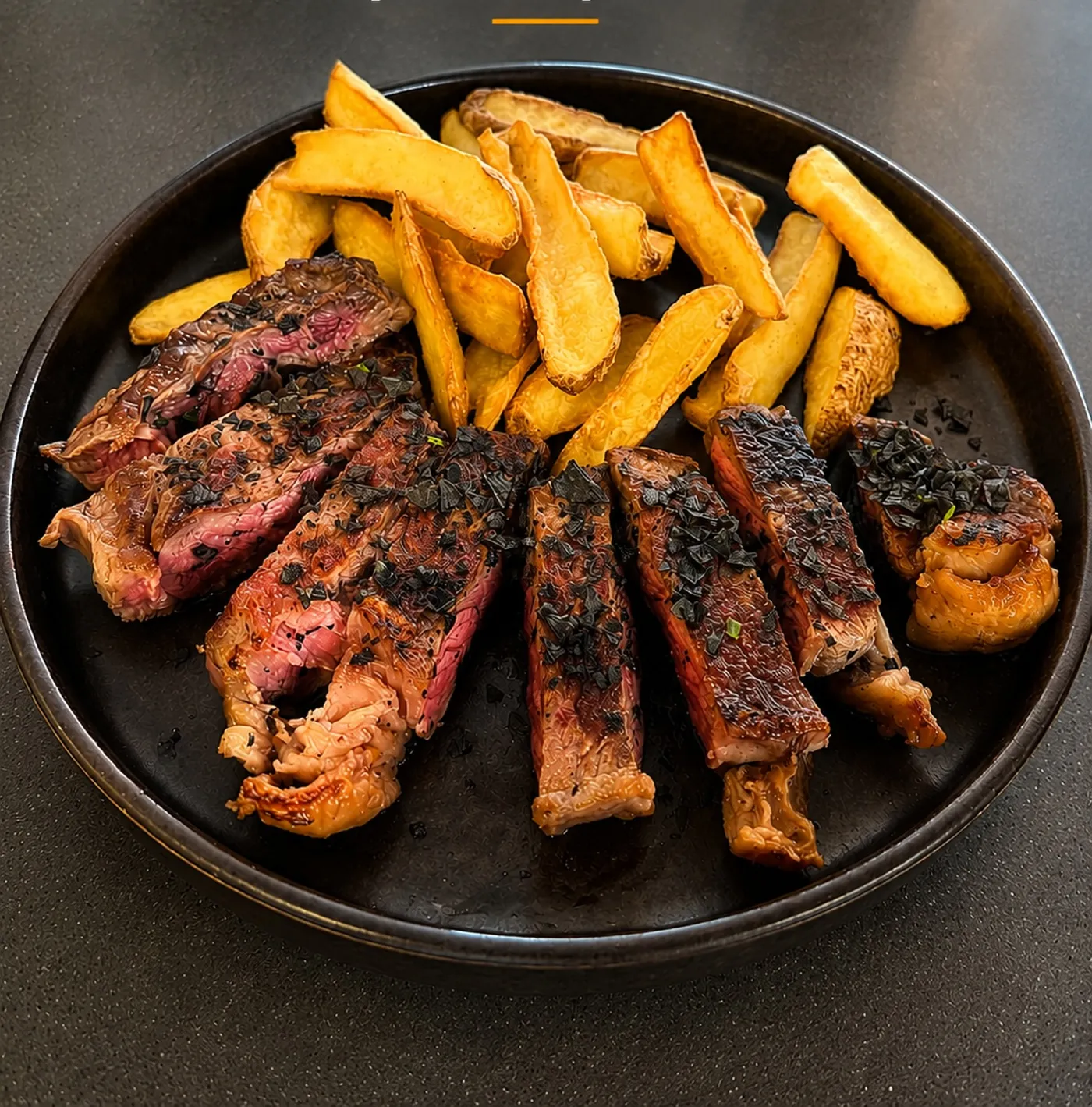 Entrecot trinchado con patatas fritas