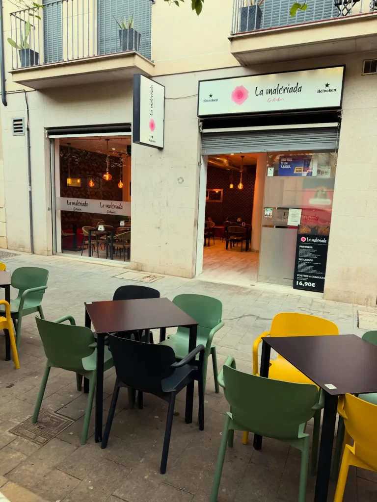 Fachada y terraza de La Malcriada Gastrobar