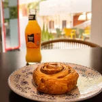 Rollito de canela con zumo de naranja