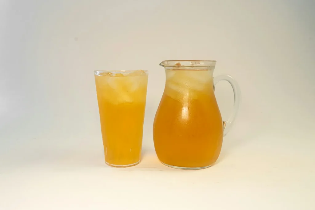 Jarra y vaso de bebida de naranja