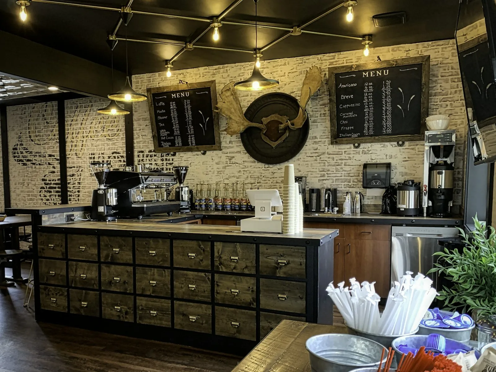 Barra de cafetería con cafetera