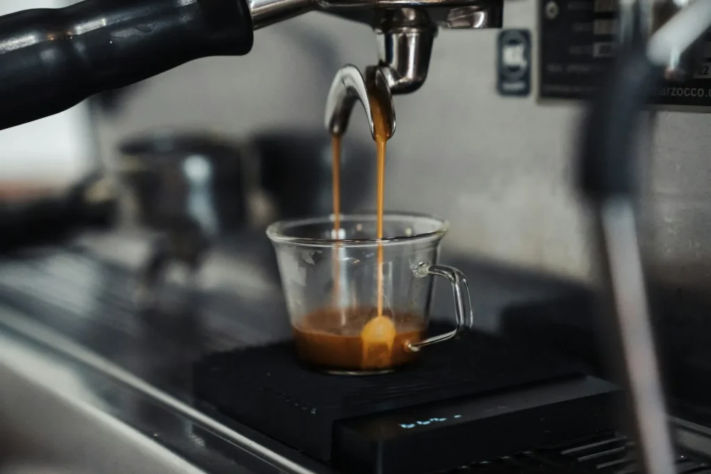 Café espresso cayendo en la taza