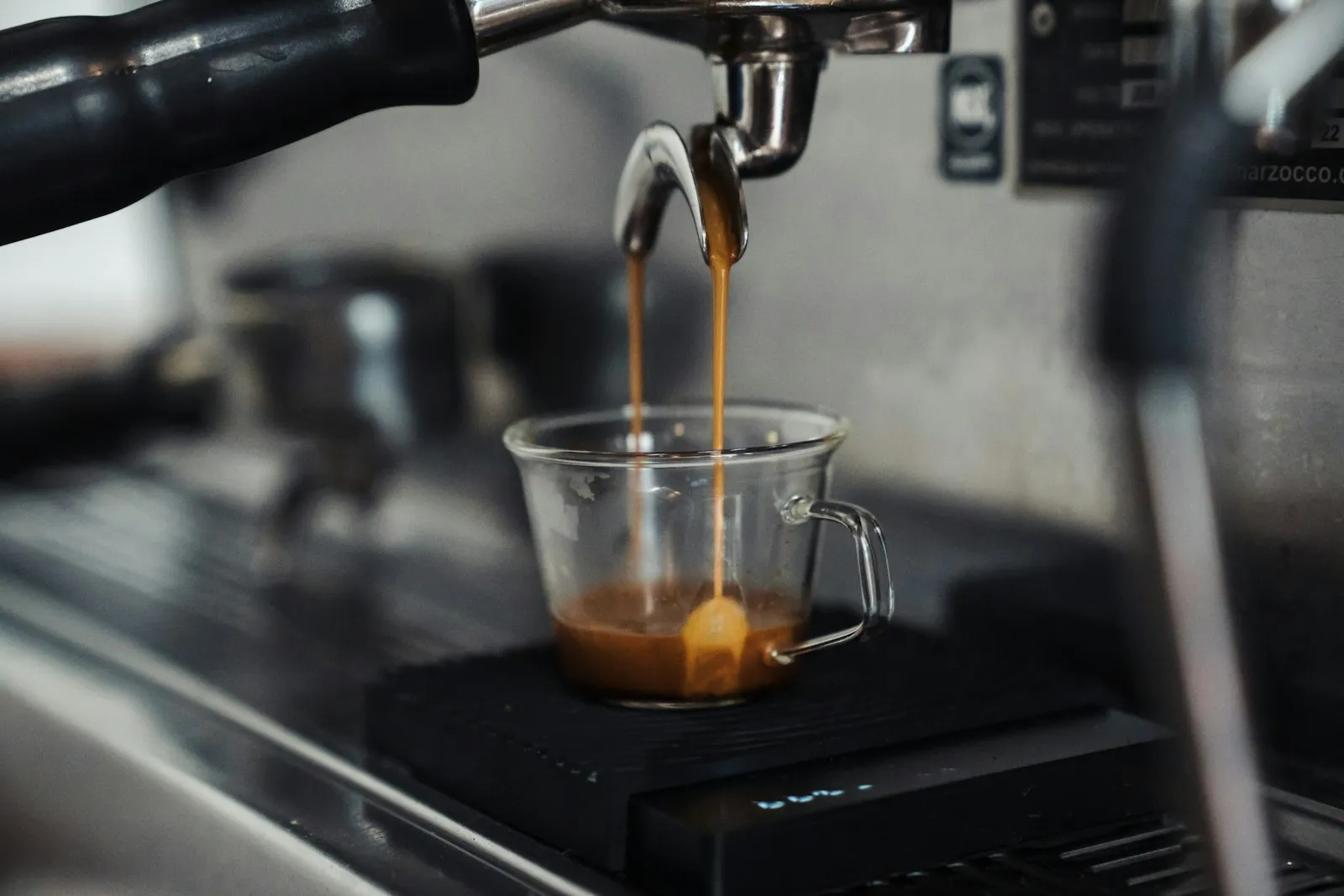 Café espresso cayendo en la taza
