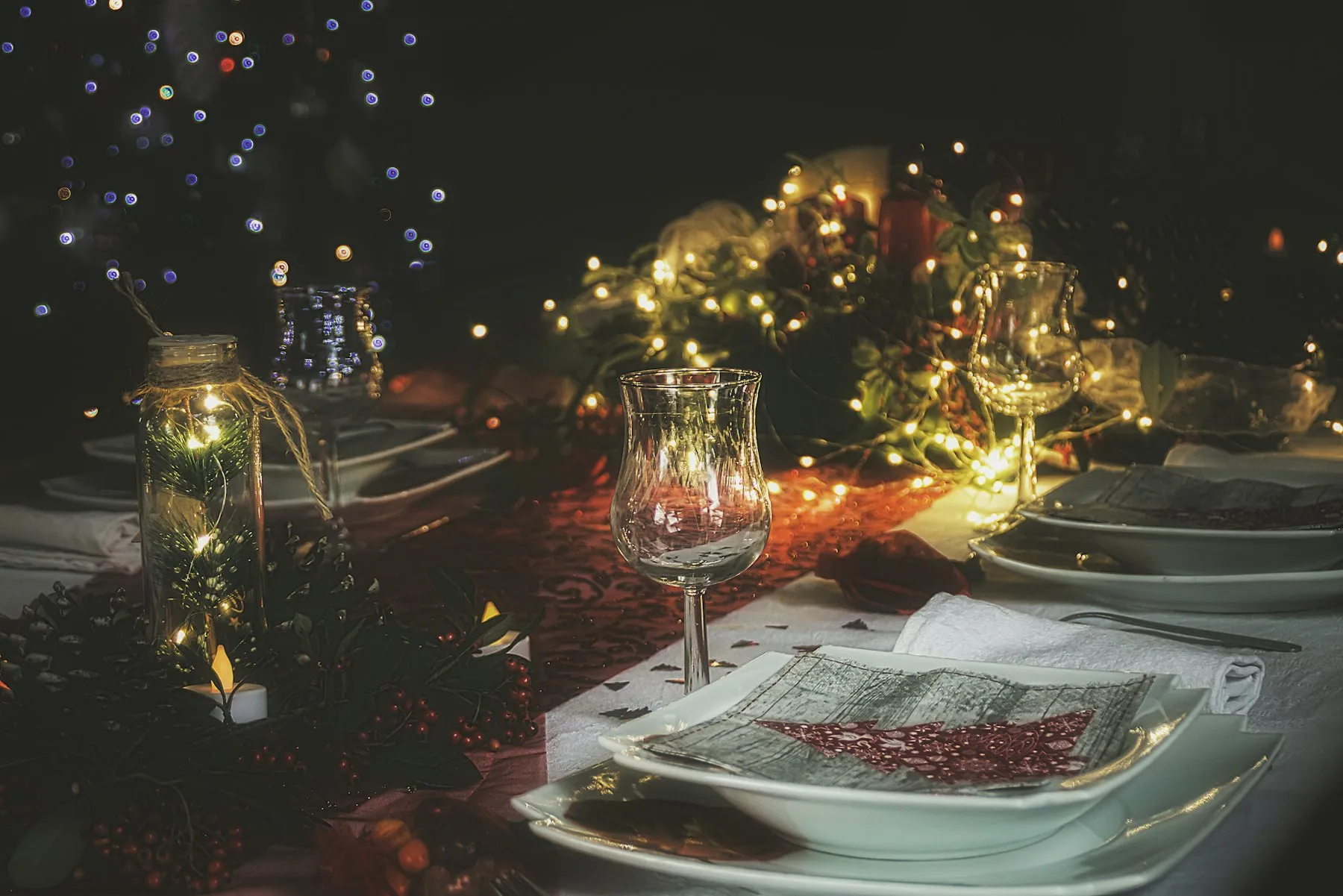Mesa de Navidad con luces desenfocadas