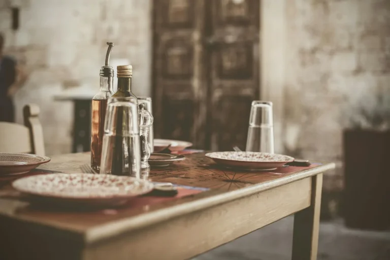 Mesas de restaurante preparadas para comer