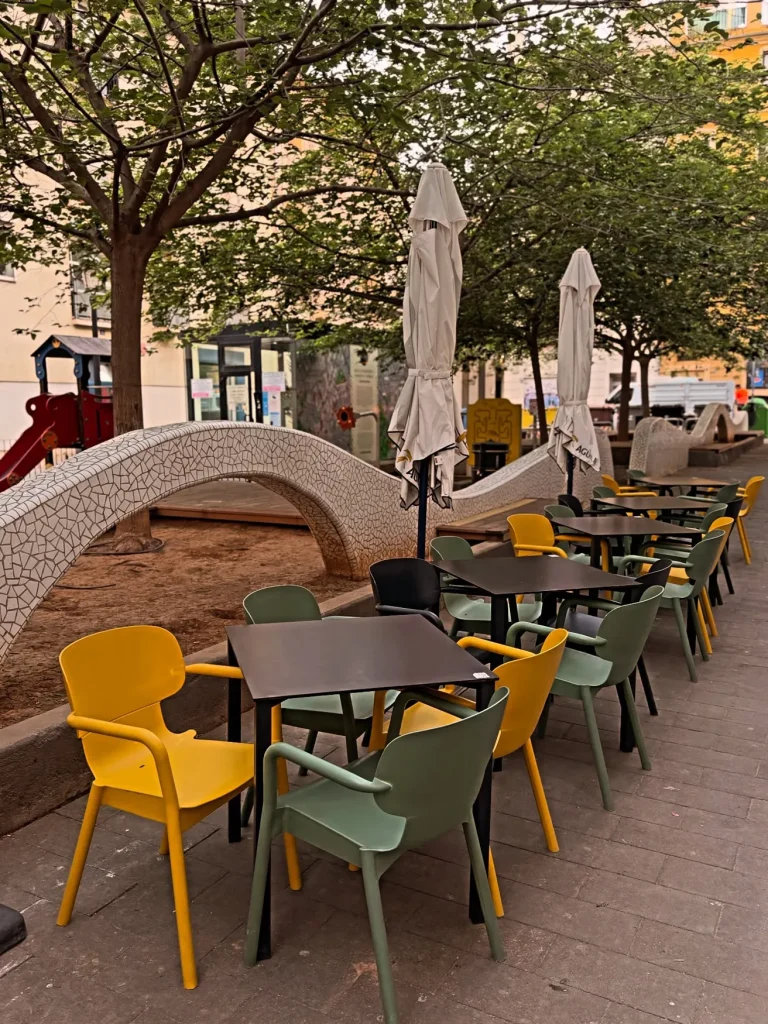 Terraza de La Malcriada junto al parque, en el centro de Valencia