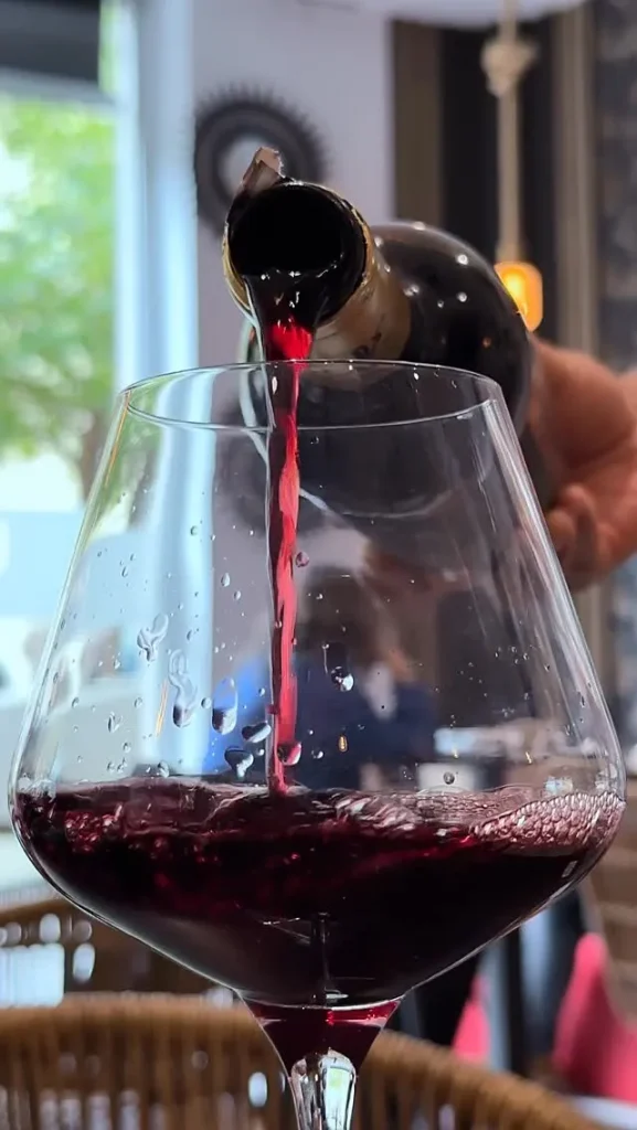 Copa de vino tinto sirviéndose